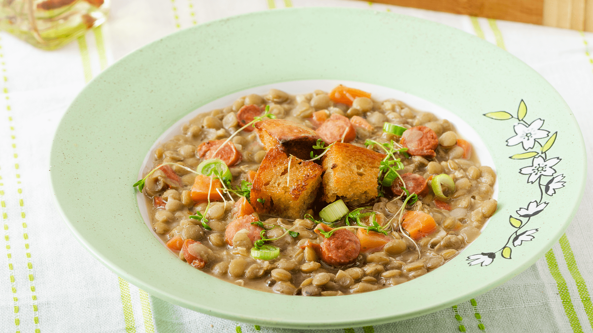 Linsensuppe mit Würstchen: Dein Herz erwärmen an kalten Tagen!